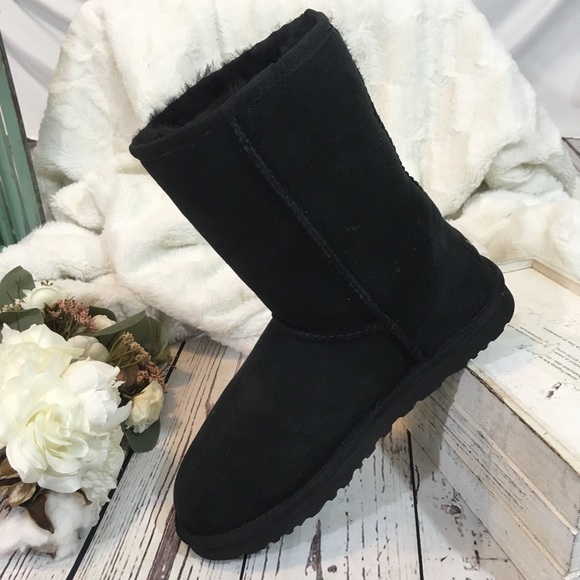 UGG Shoes - 1 Ugg nwot classic short boots only 1 right